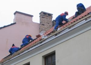 915719_construction_workers_on_a_roof-300x213